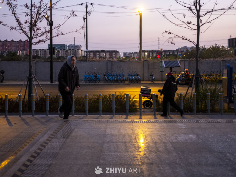 黄昏时分的城市街头