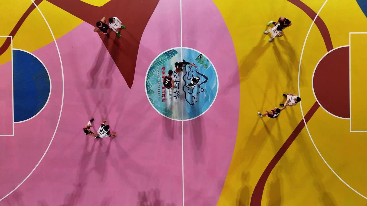 彩色篮球场夜间比赛俯拍