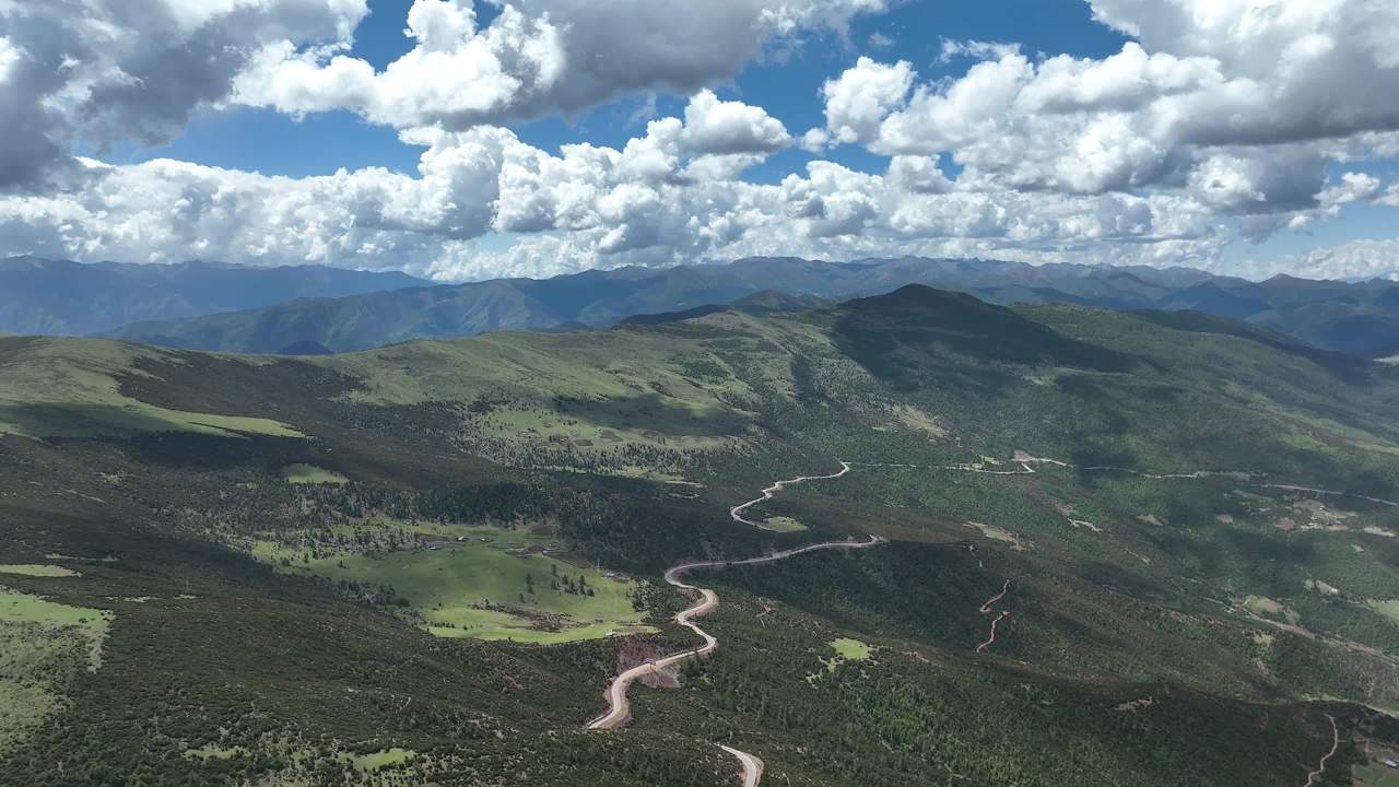 高山峡谷蓝天白云风景