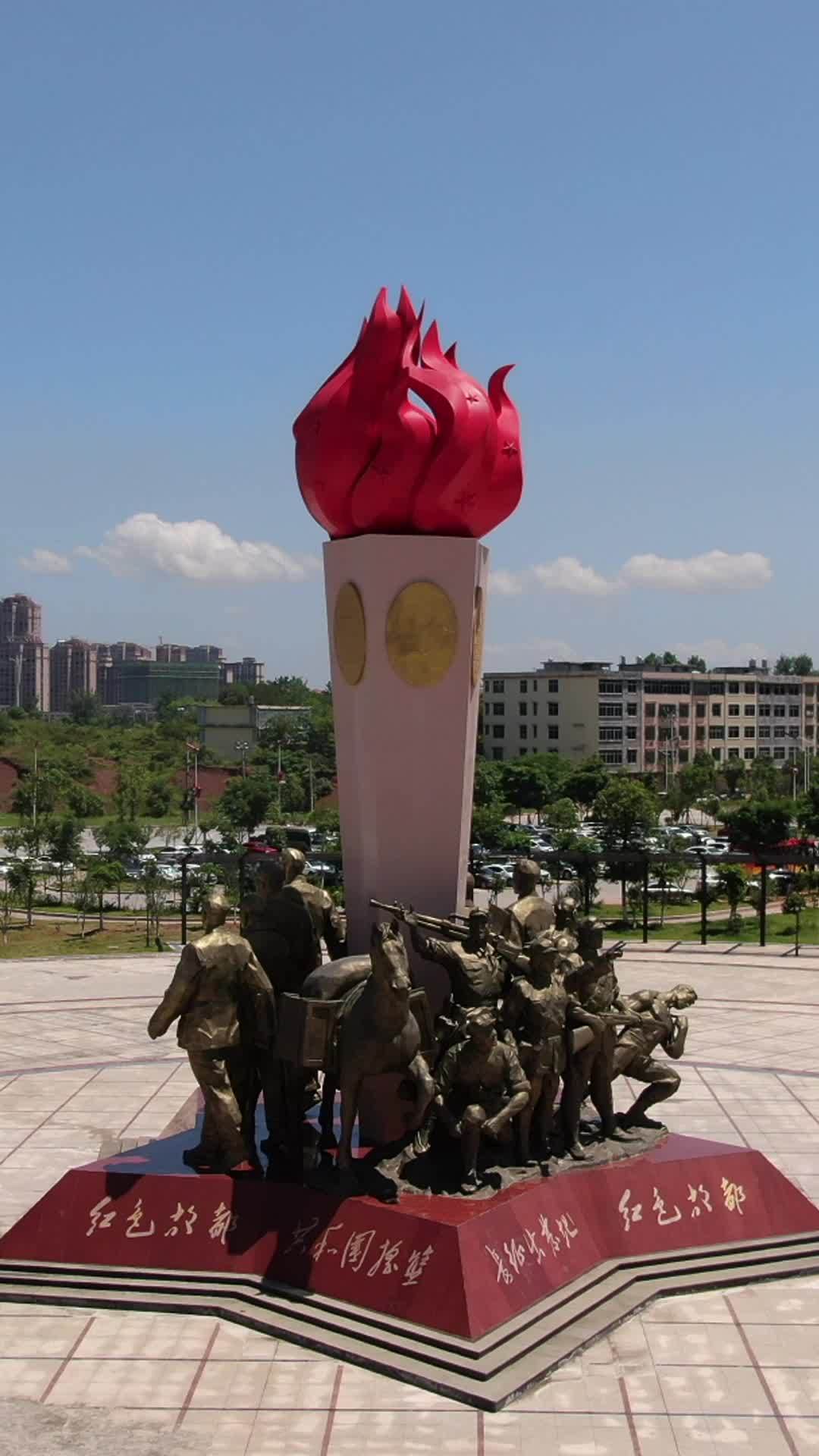 红色火炬与士兵雕像
