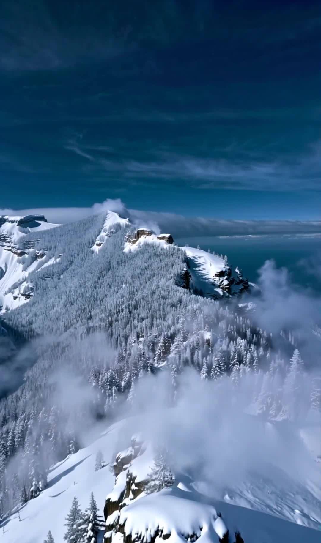 雪山矗立，覆盖着皑皑白雪。画面采用超广角视角，镜头