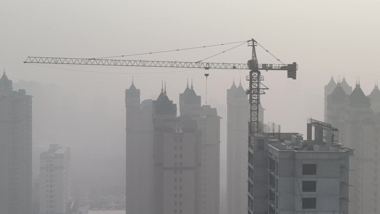 雾中高楼与起重机