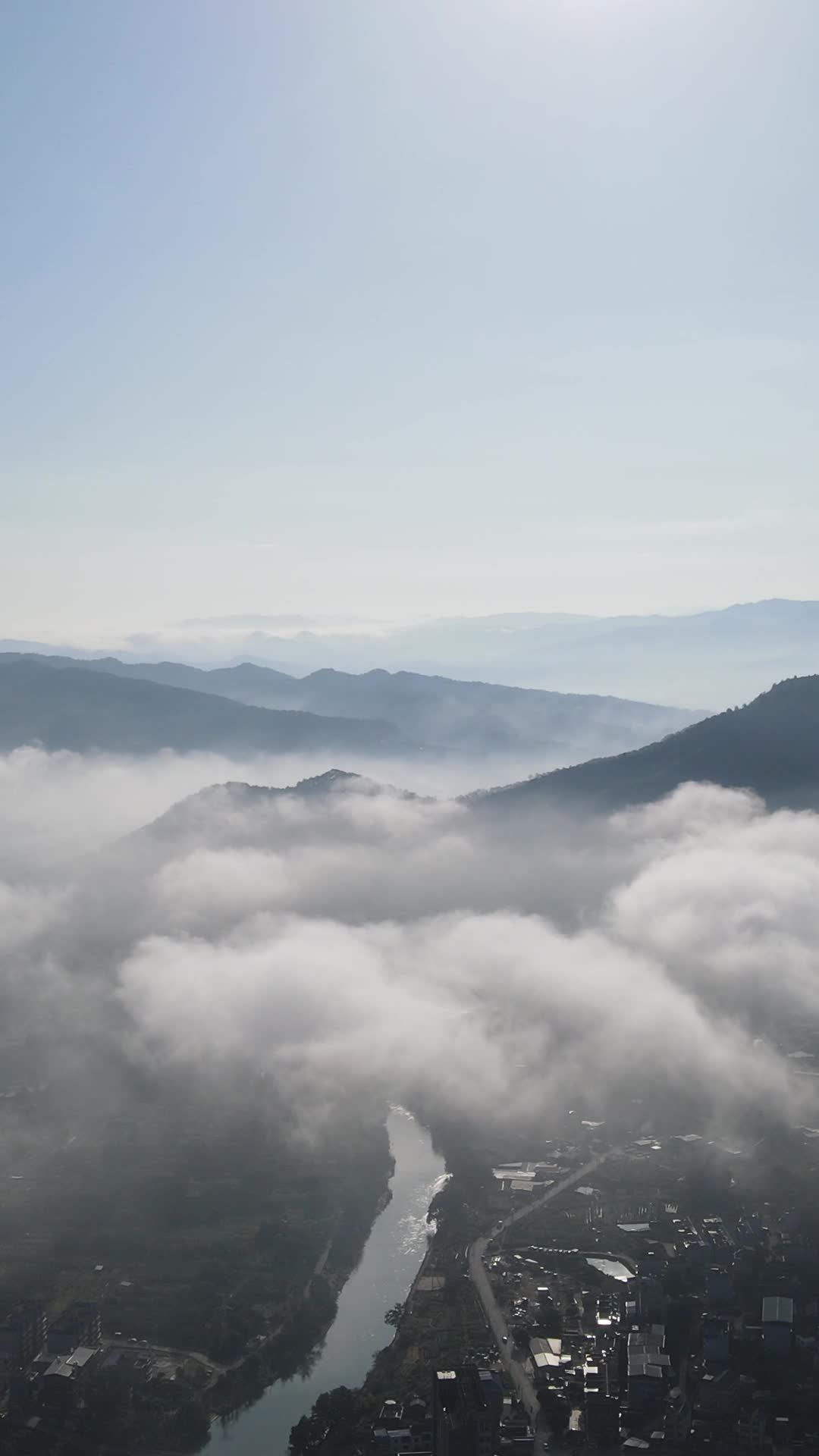 云海中的小镇晨景