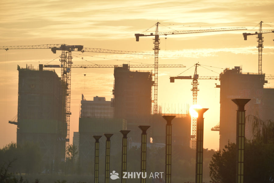 夕阳下的建设工地