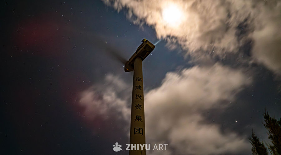 夜风中的风力发电机