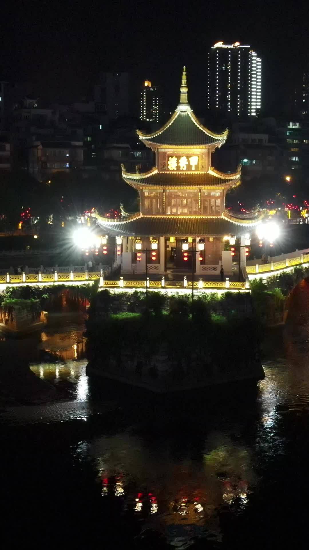 夜色中的古楼