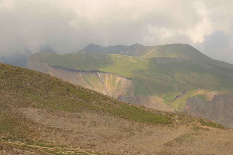 长白山之巅远眺高山风光
