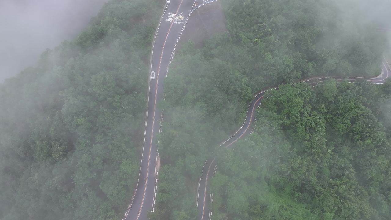 雾中山间公路