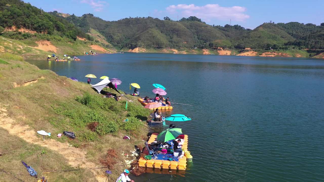 航拍贵州万峰湖野钓钓鱼户外生活