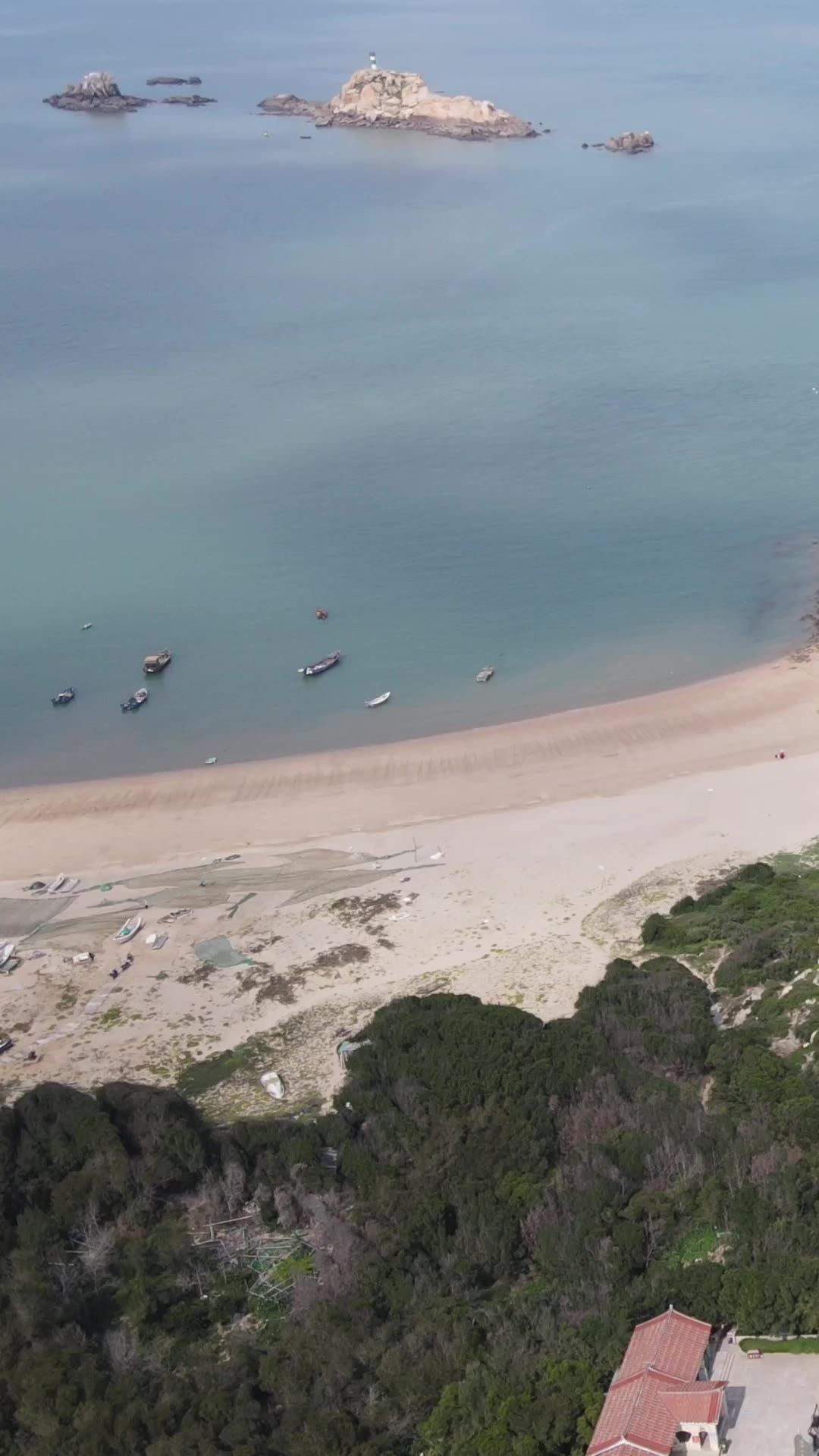  航拍蓝色海洋沙滩礁石海浪竖屏 
