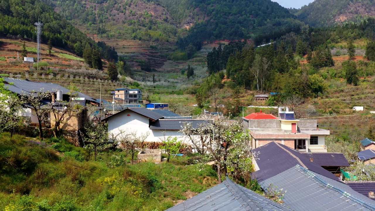 乡村山丘上的宁静生活