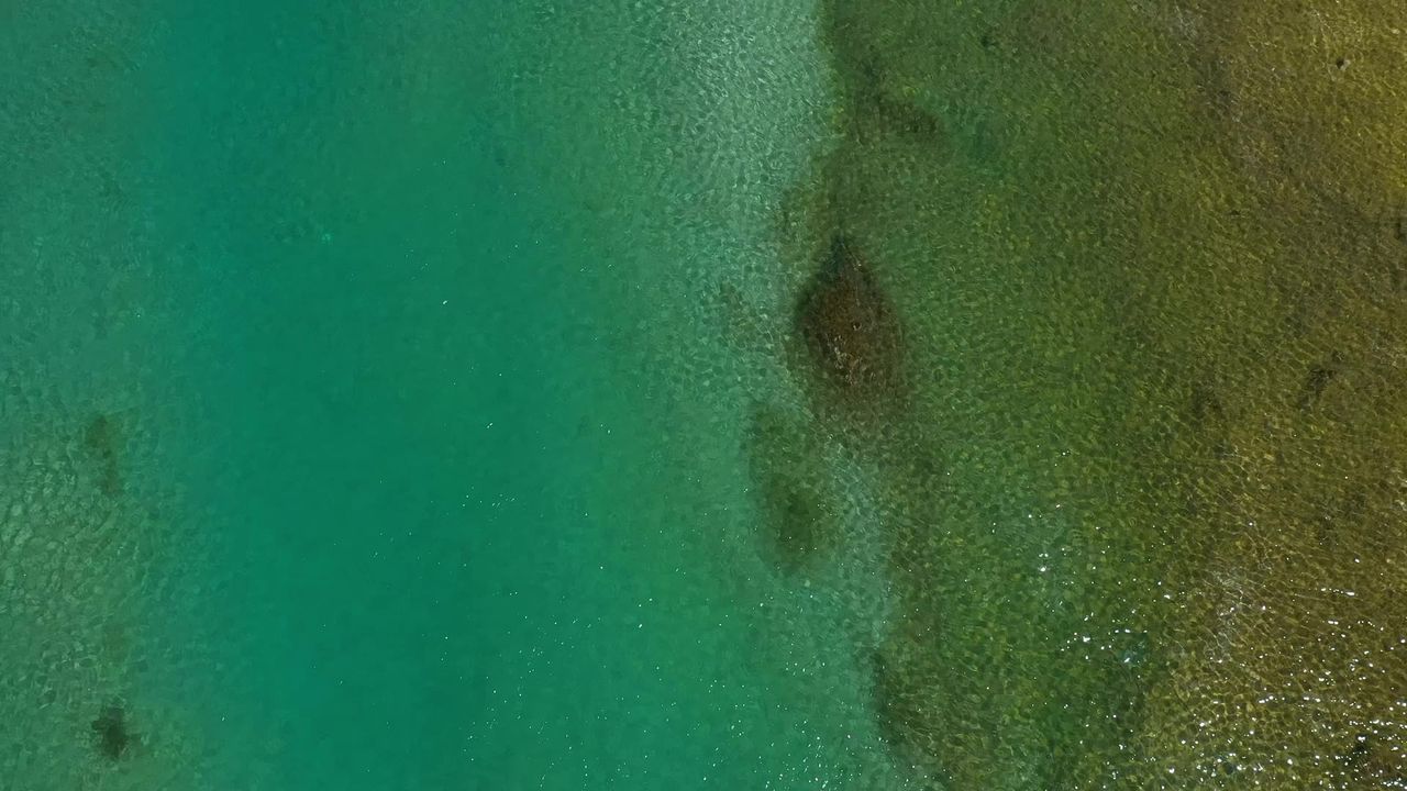航拍西藏那曲无名河的水色