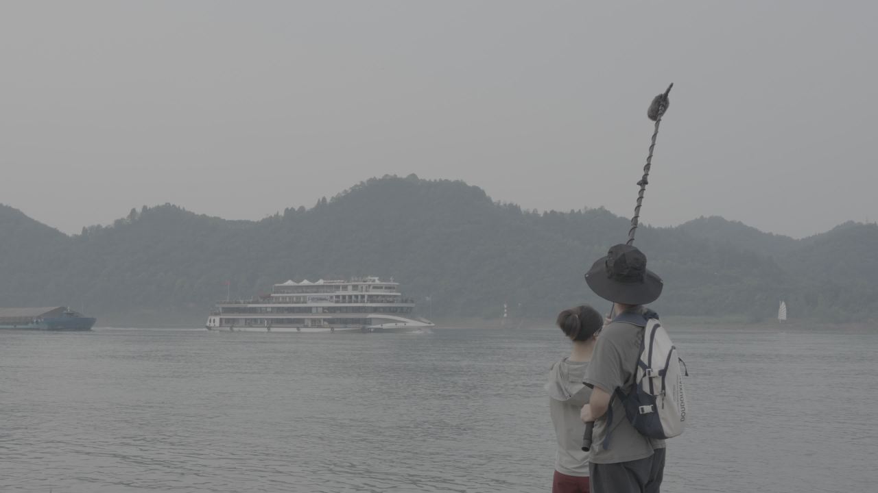 雾中游轮情侣