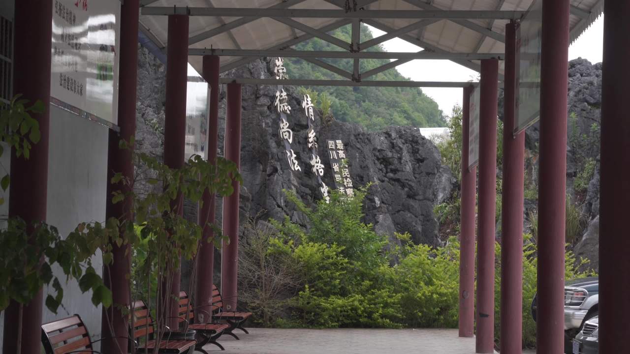 廊亭下的静谧时光