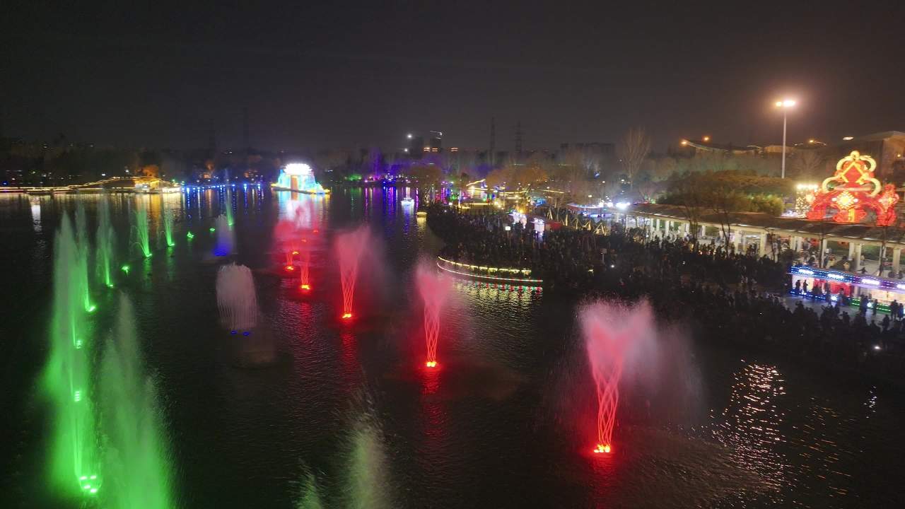 夜色中的喷泉盛宴