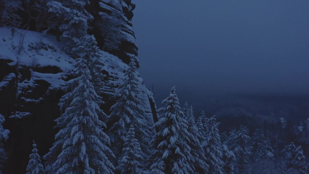 神秘雪雾山晚上