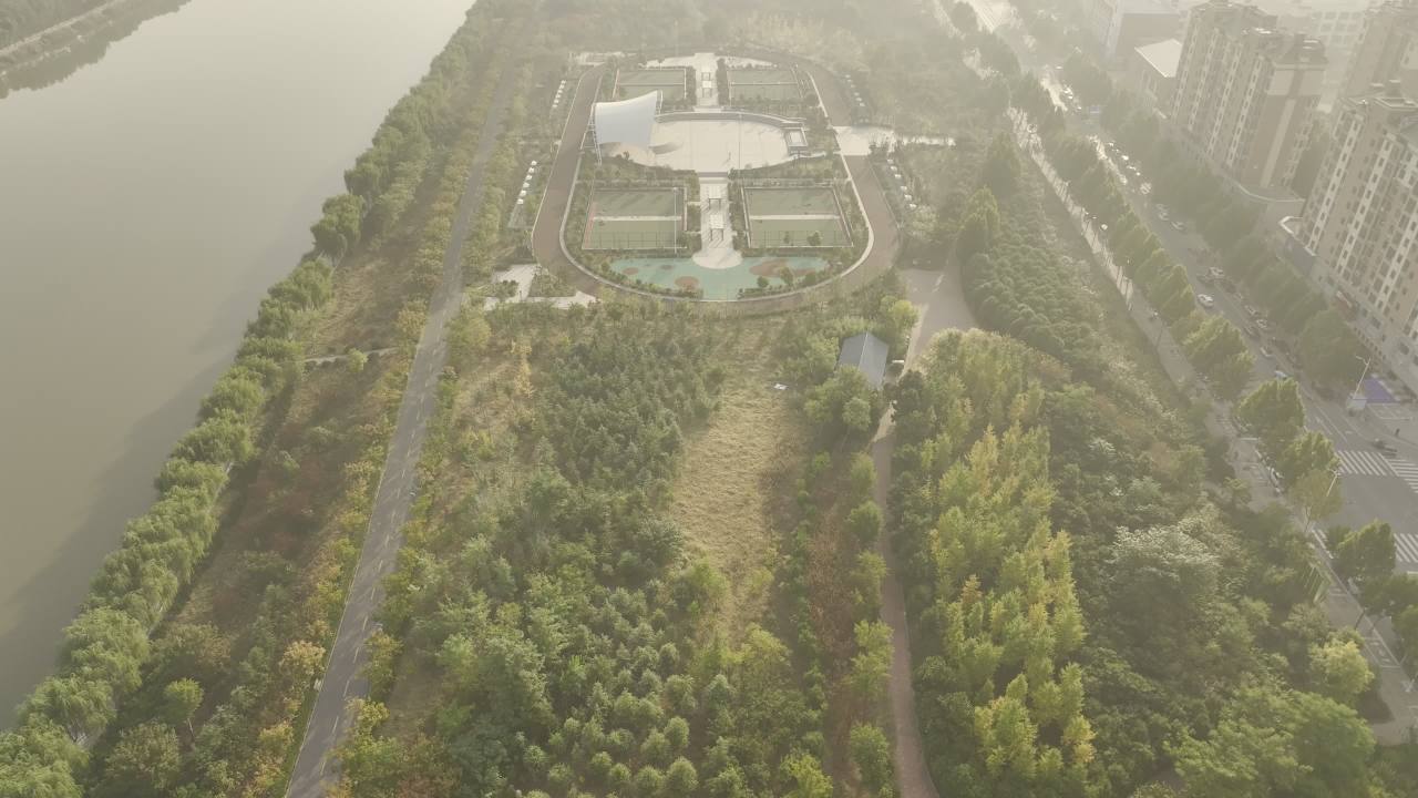 晨曦中的城市公园