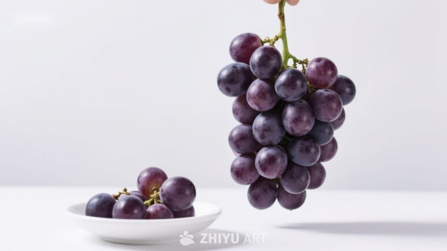 新鲜葡萄与盘中果实的静物展示 902