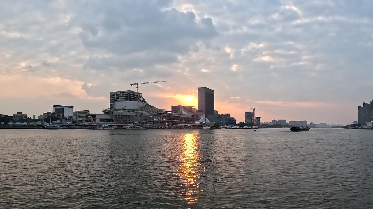 夕阳下的码头