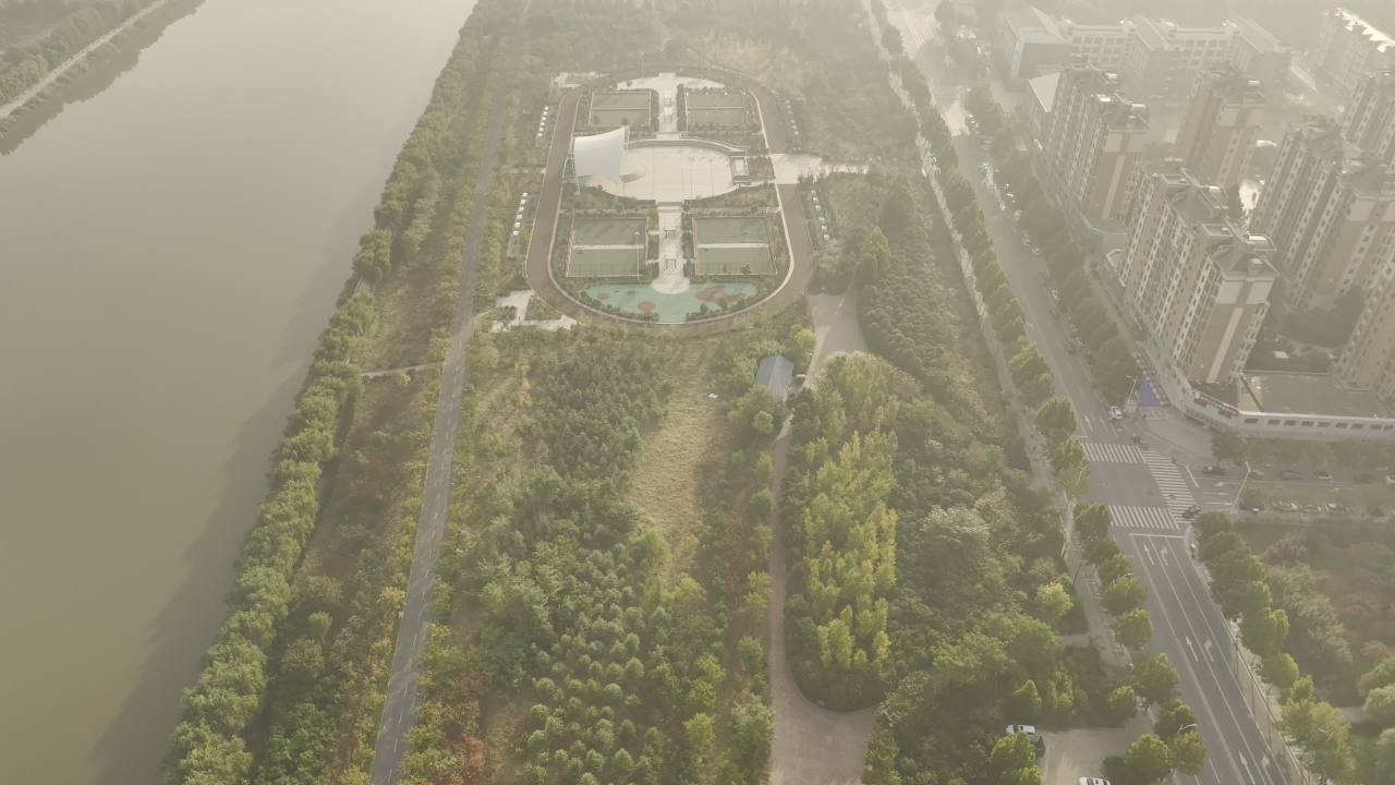 晨光中的城市公园