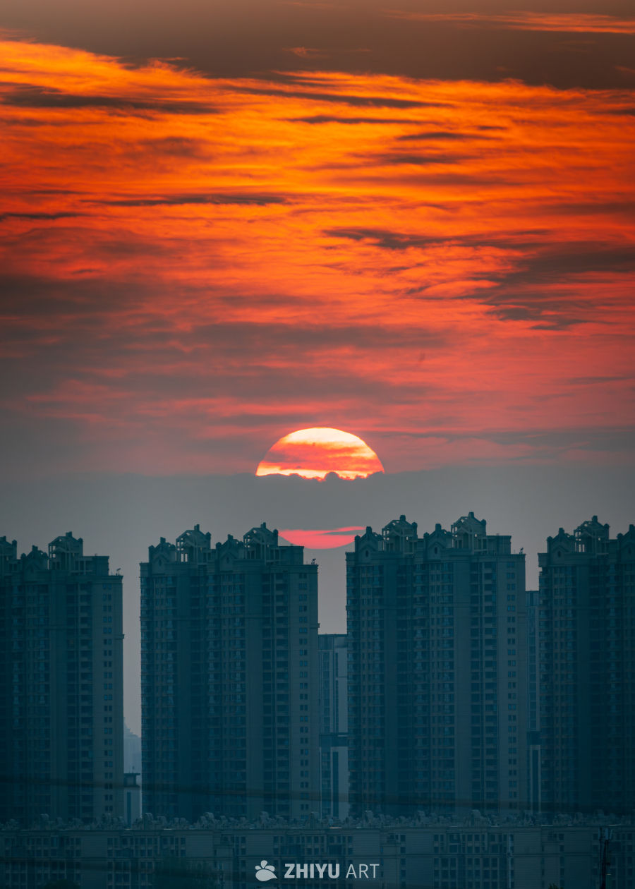 城市日落的温暖时刻