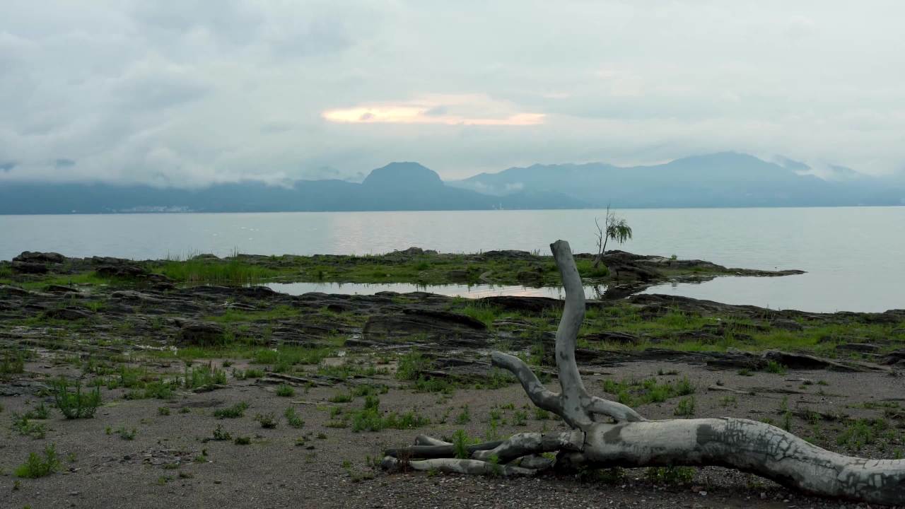 晨曦海岸与山峦