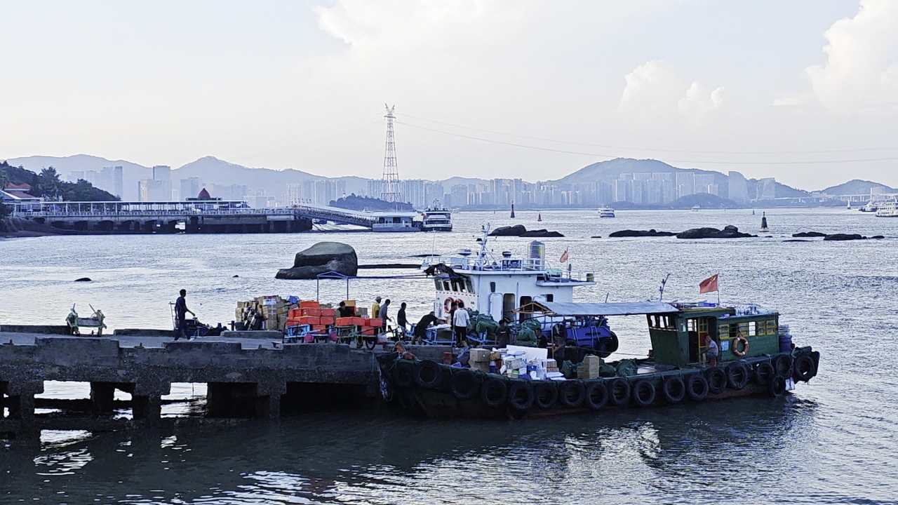 厦门鼓浪屿码头工人运货