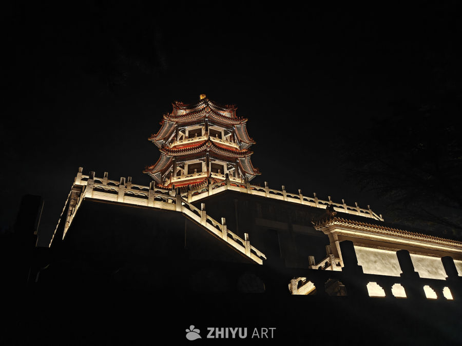 夜幕下的古塔灯火辉煌