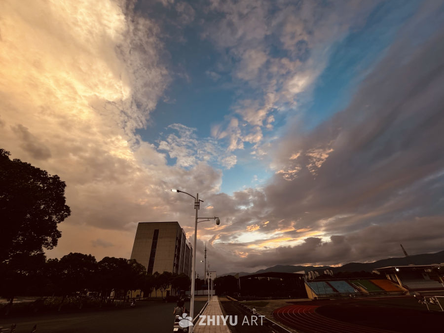 夕阳下的校园跑道