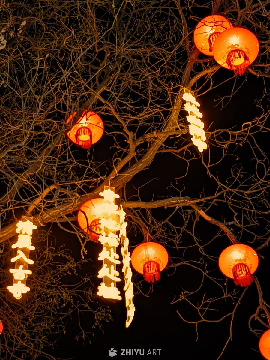夜色中的灯笼与枝条