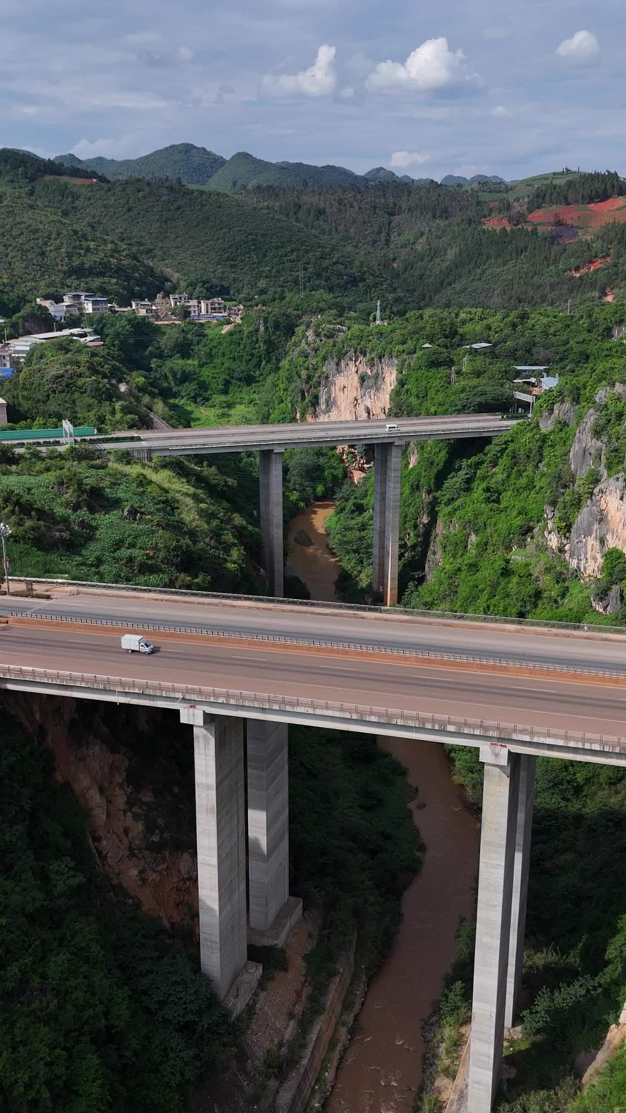 山间公路与桥梁
