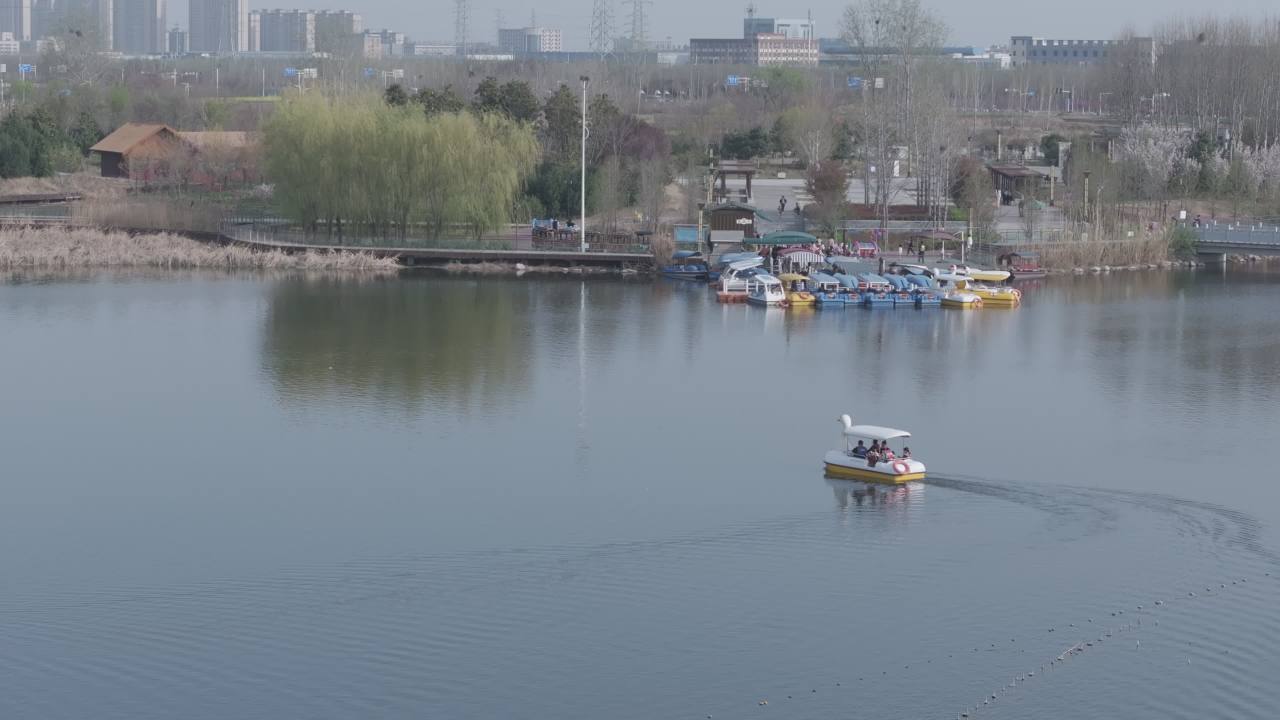 湖畔悠闲游船时光