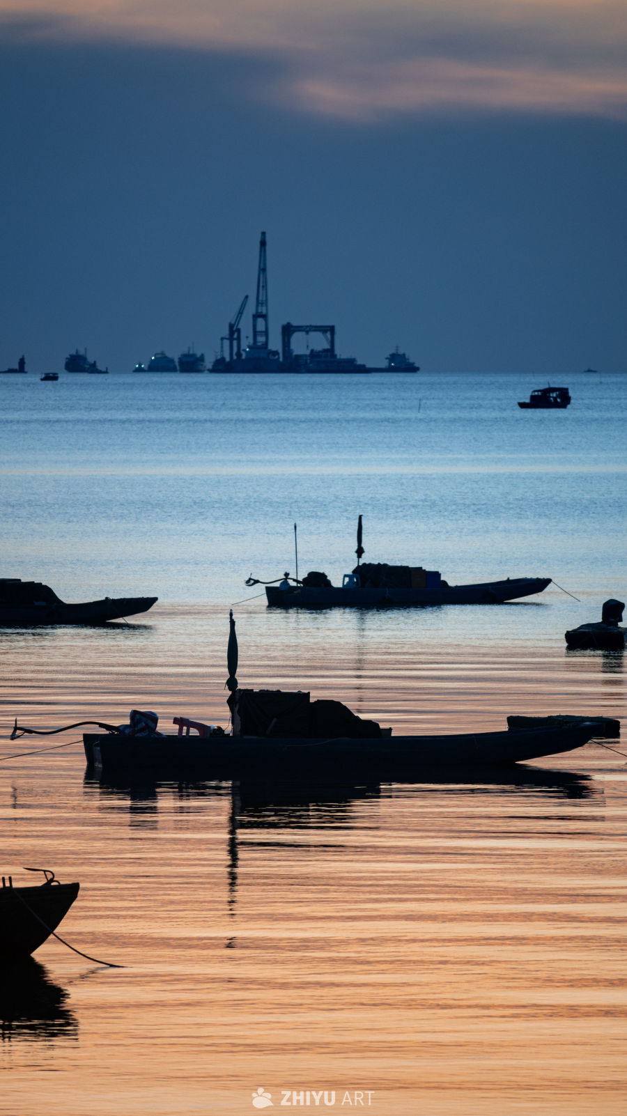 黄昏海港渔船剪影