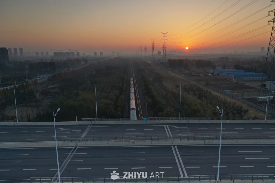 晨曦中的铁路与公路