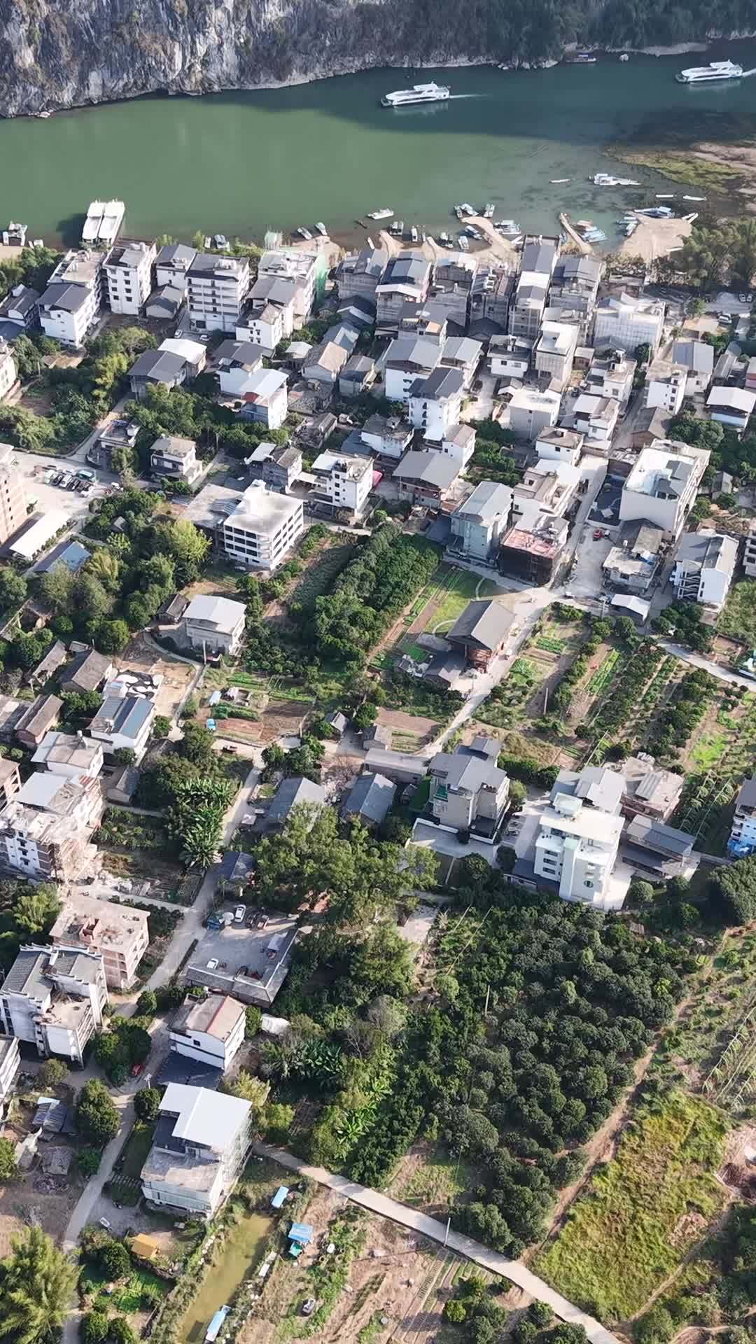 乡村河畔的宁静生活