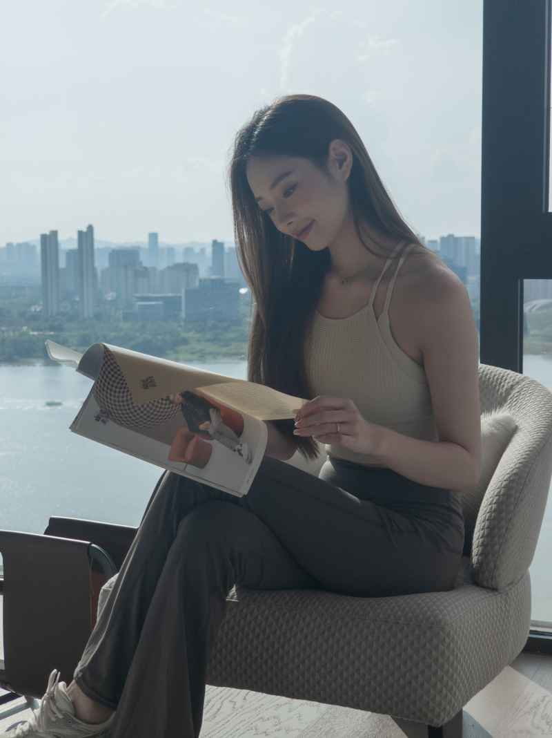 看书的女孩