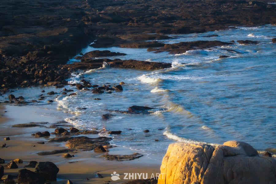 海滩上的岩石与海浪