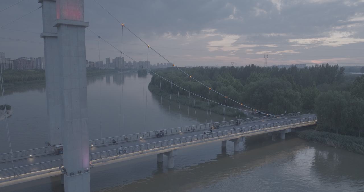 黄昏下的城市之桥