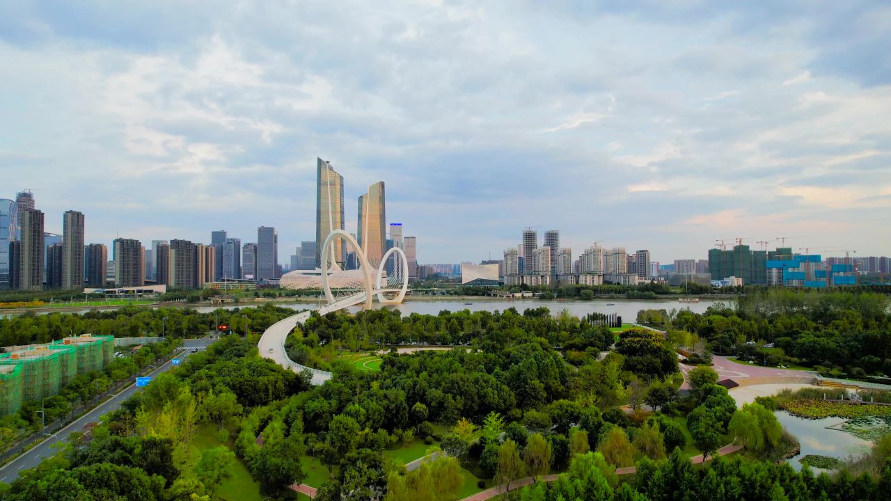 4K航拍南京保利大剧院江心洲步行桥