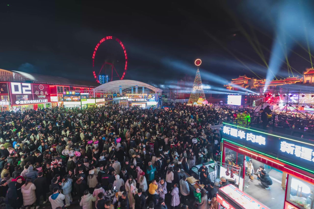 节假日夜晚广昌人头攒动