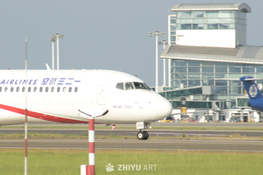 ARJ21-700飞机在机场准备起飞
