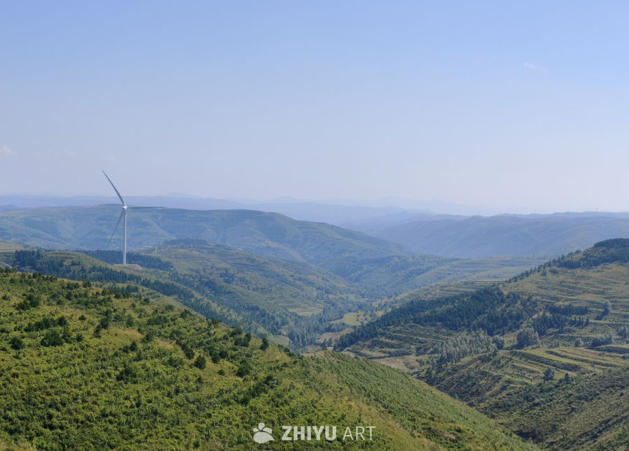 青山上的风力发电机