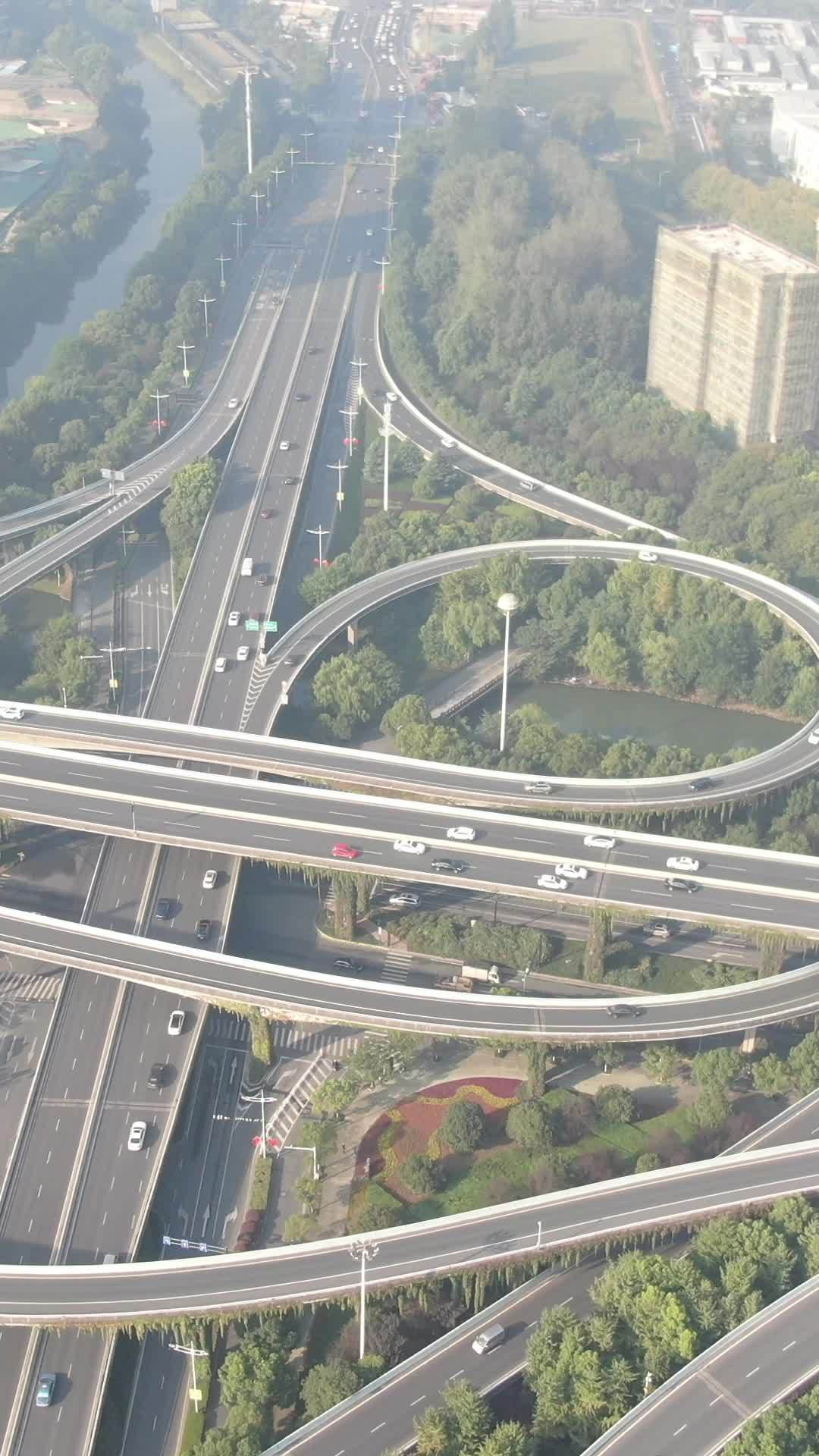 清晨繁忙的高架桥