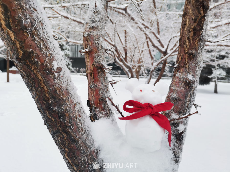 雪中树干上的小雪人