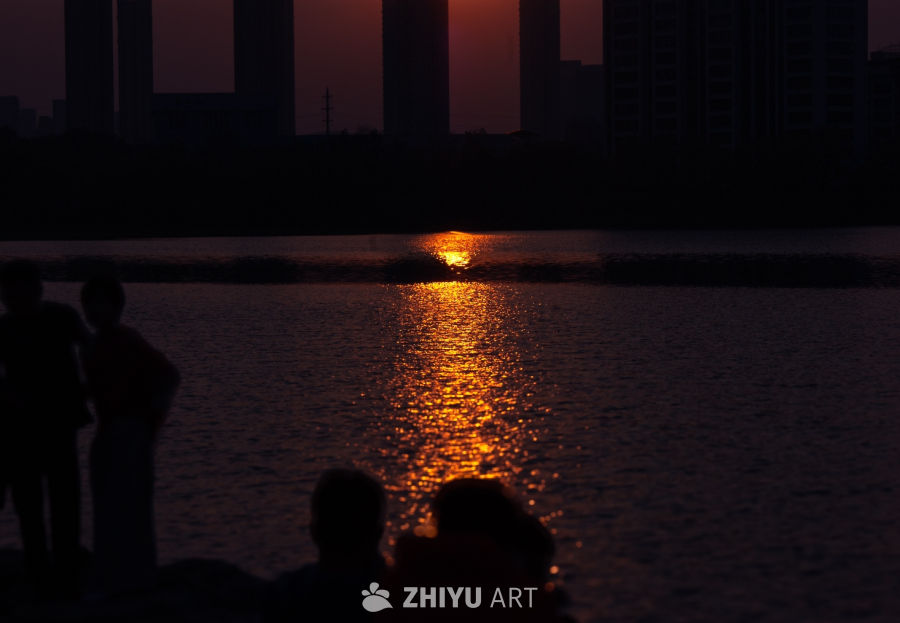 夕阳在山 人影散落
