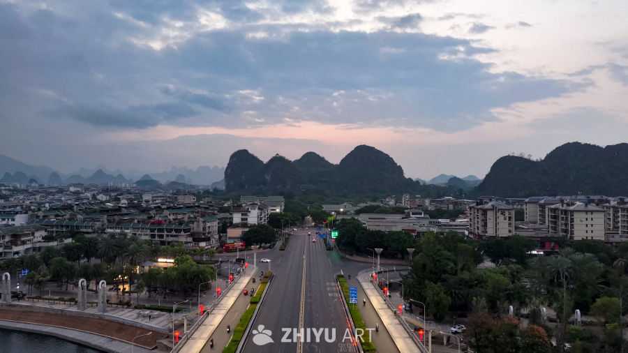 城市黄昏下的山河景色
