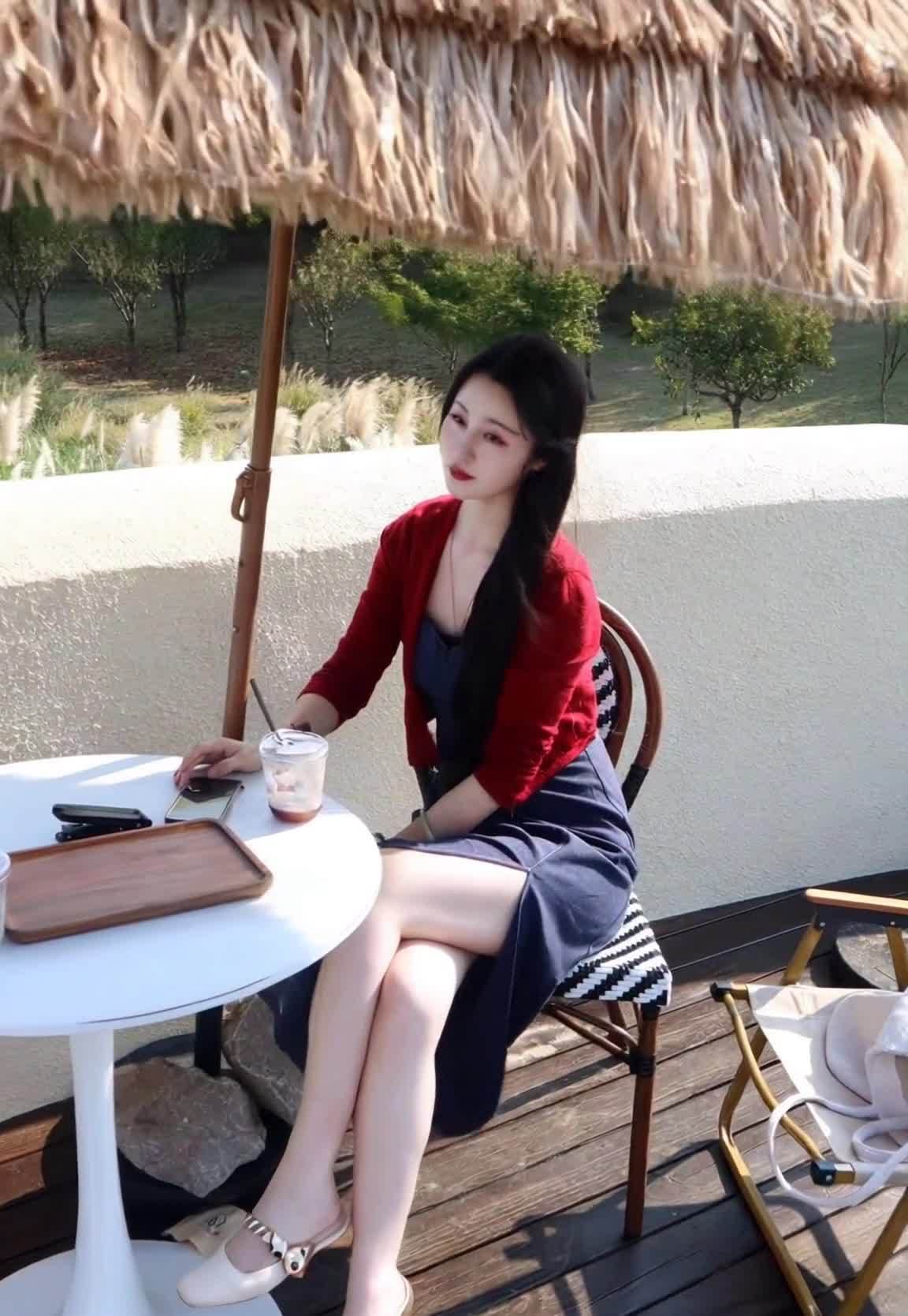 户外休闲，红衣女子在咖啡馆享受时光