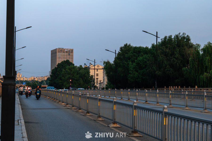 黄昏时分的城市桥梁