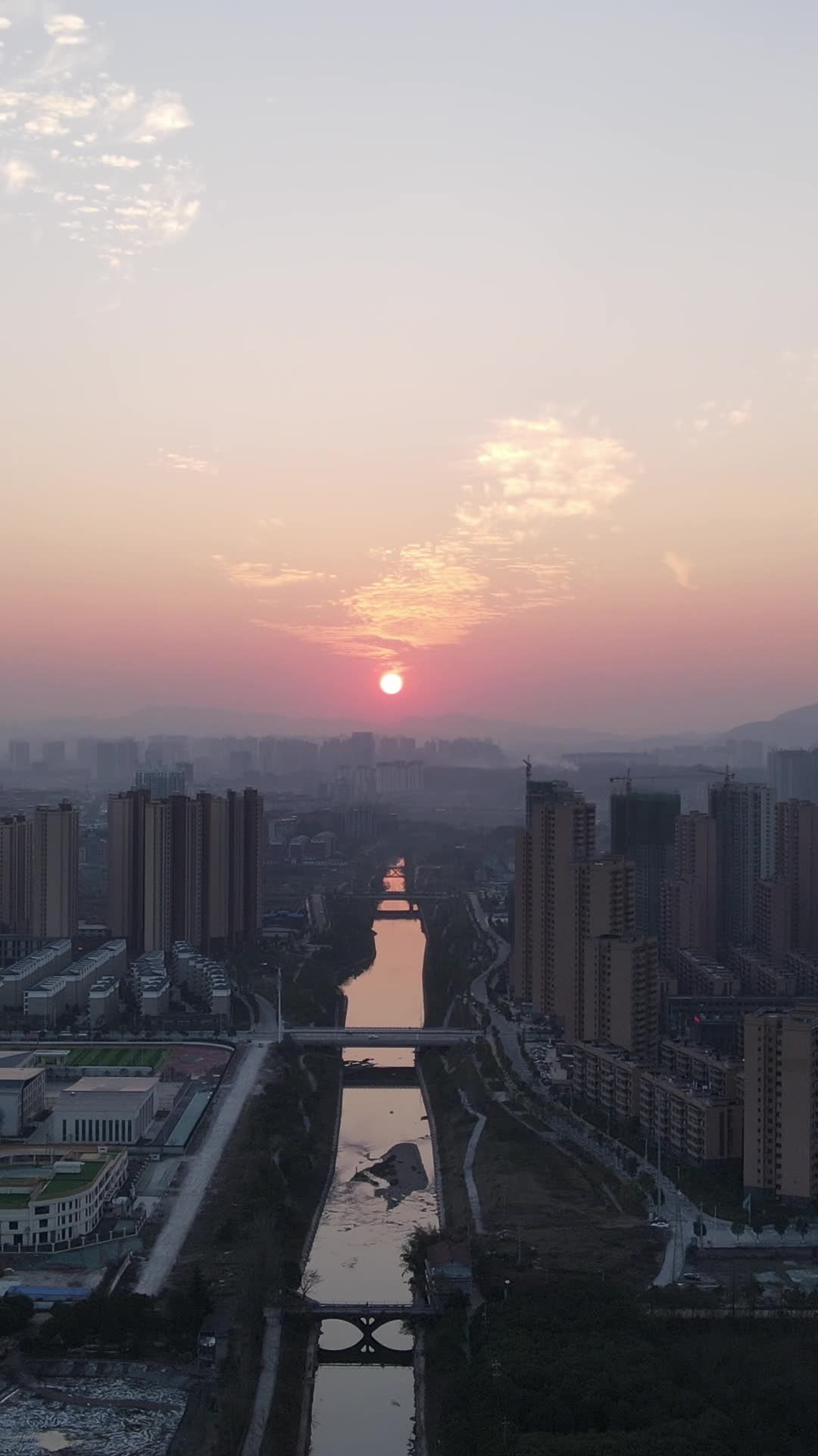 晨曦中的城市河景