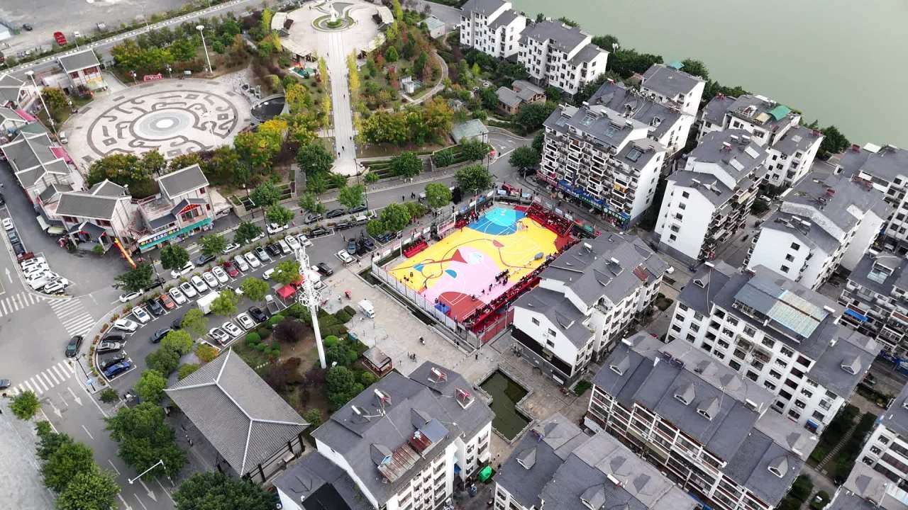 航拍彩色篮球场与城市风光